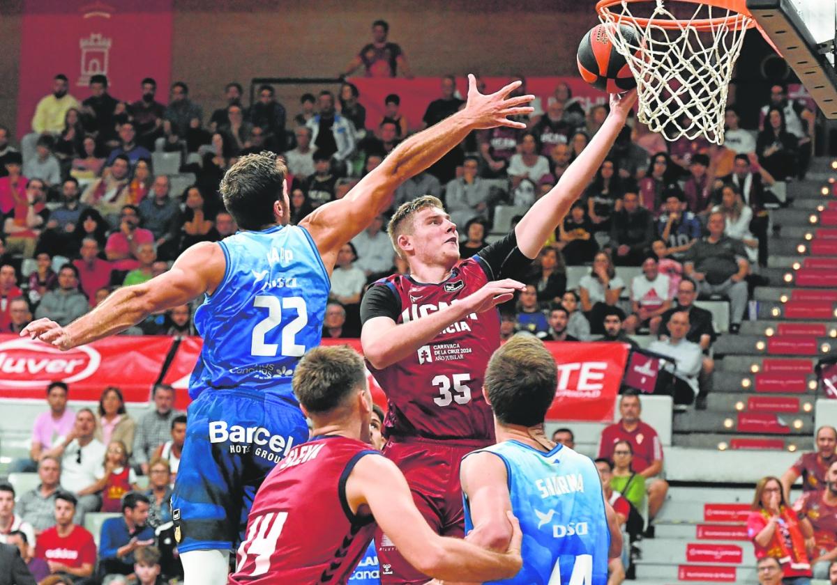 Simon Birgander entra a canasta en el UCAM-Gran Canaria que ganaron los murcianos 95-69, el pasado 21 de octubre.