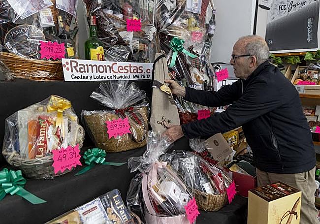 Santi Giménez, de RamonCestas, prepara su exposición de productos en Los Dolores de Cartagena.