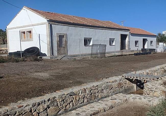 Las naves ya restauradas, con el canal de alimentación en primer plano.