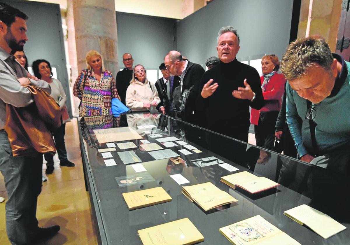 tEl comisario de la muestra, Nacho Ruiz, invita a observar al público los detalles de 'La Edad de Plata en Murcia'.