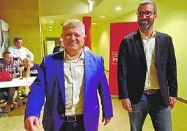 José Vélez y el diputado Francisco Lucas, en el Comité Regional del PSOE celebrado en marzo pasado.