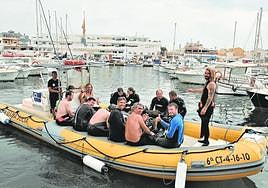 Un grupo de aficionados al buceo, embarcados en una zódiac, se disponen a salir a mar abierto, desde el puerto de Cabo de Palos.