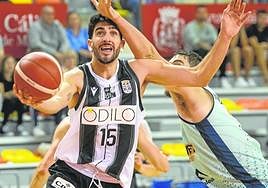 Juanpe Jiménez intenta llegar a canasta defendido por el exalbinegro Mendiola, del Mallorca.