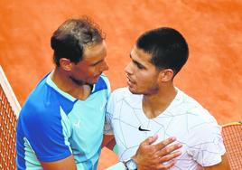 Nadal y Alcaraz se saludan tras el partido que jugaron en Madrid en mayo del año pasado.