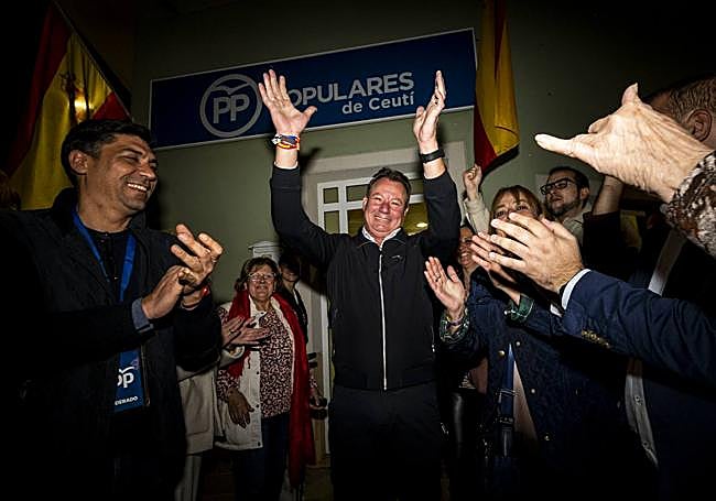 El candidato del PP, Juan Felipe Cano, aplaudido por miembros del PP.