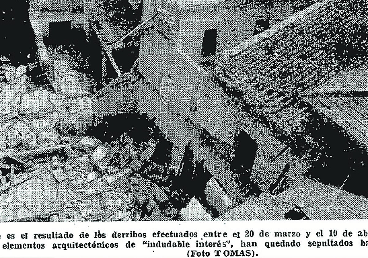 Imagen secundaria 1 - I: Aspecto que presentaba el convento de San Antonio en 1976, cuando comenzaron los derribos llamados «selectivos». D: La portada del Huerto de las Bombas, en El Malecón.