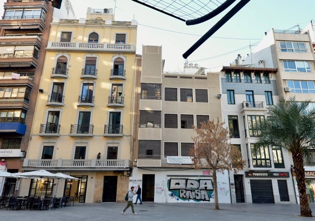 Edificio balconado de fachada amarilla, junto al bloque 'El acorazado'.