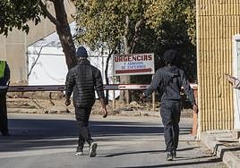 Dos inmigrantes entra al campamento temporal del Hospital Naval.