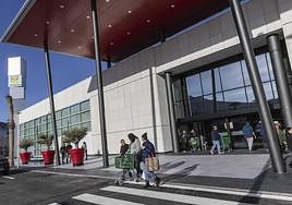 Clientes entrando y saliendo de Mercadona, en La Rambla Shopping.