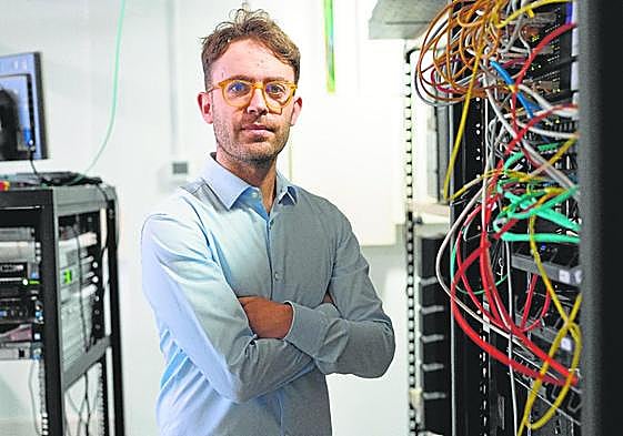 El investigador en ciberseguridad José Luis Hernández Ramos, en el Grupo de Sistemas Inteligentes y Telemática (GSIT) de la Universidad de Murcia.