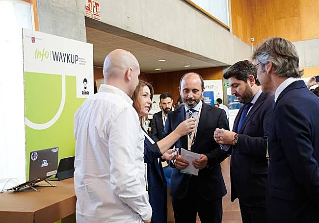 Joaquín Gómez, Fernando López Miras y Luis Alberto Marín charlan con una 'start-up' en 'Waykup Forum', celebrado en el Víctor Villegas.