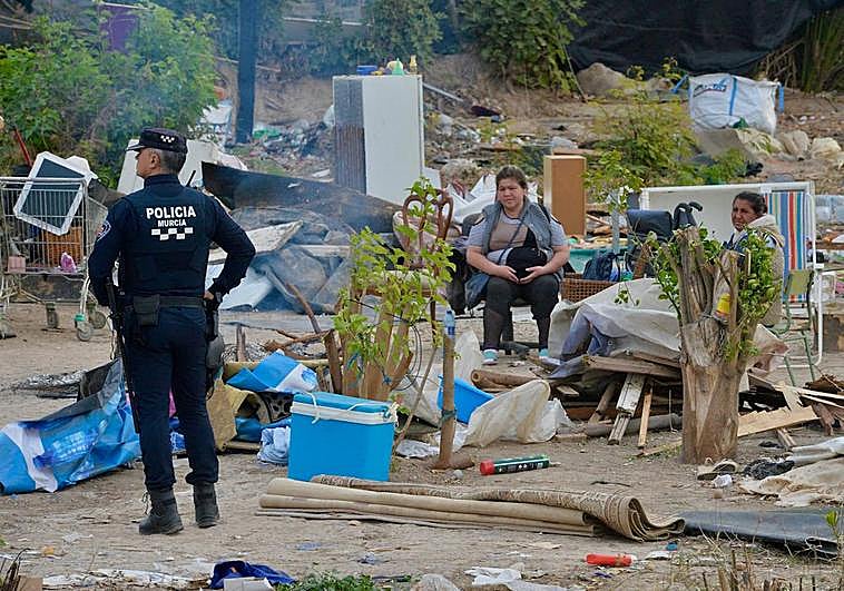 Varias personas afectadas por el desalojo.