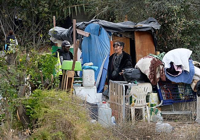 Dos personas afectadas por el desalojo.