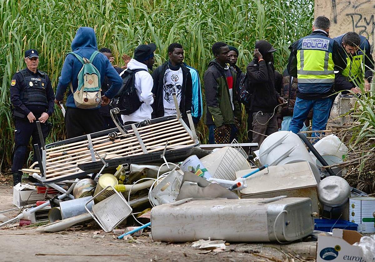 Los agentes identifican a algunos de los moradores del enclave.