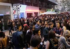 Imagen de archivo de una calle de Murcia repleta de gente celebrando la Nochevieja.