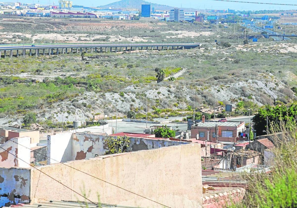 Terrenos contaminados del Hondón, a su entrada a Cartagena, por la autovía de Murcia, a escasos metros del solar de Zinsa.