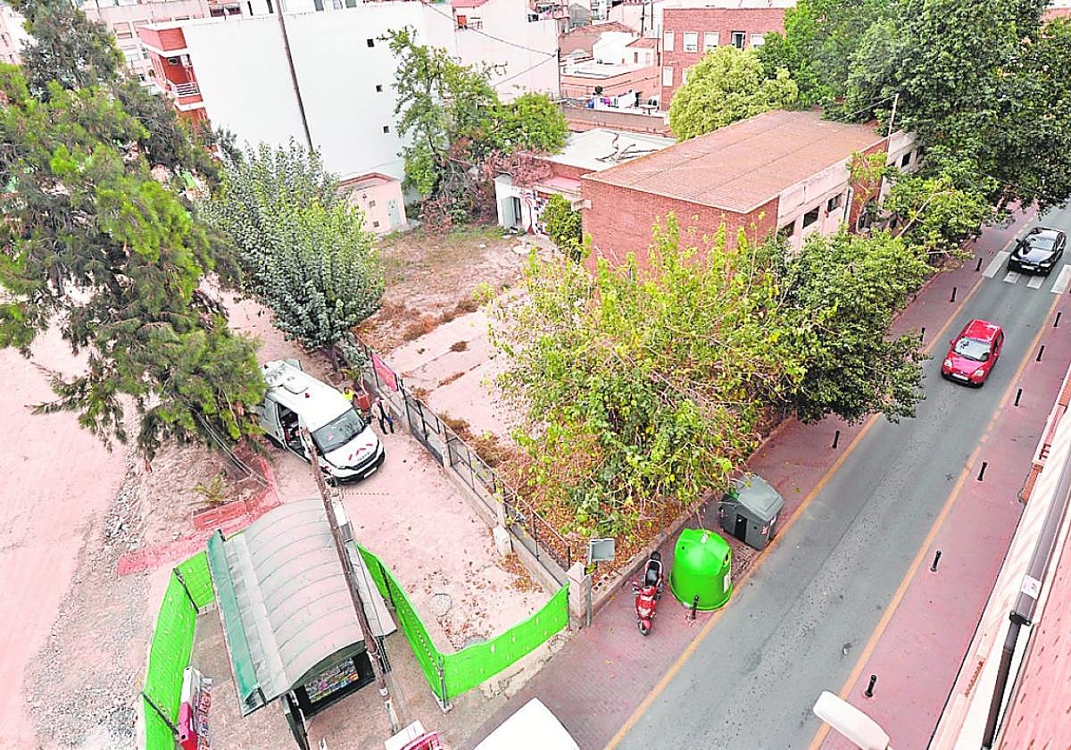 El edificio del colegio, en pleno centro, está abandonado desde hace varios años.