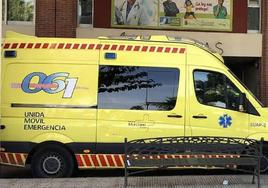 Una ambulancia en el hospital Virgen de la Arrixaca.