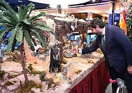 López Miras junto al belén que se encuentra instalado en la sede del Parlamento Europeo, en Bruselas.