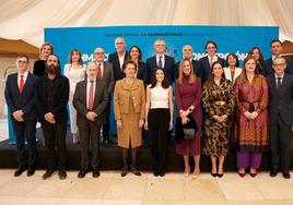 El consejero Pedreño, en la foto de familia, destaca el papel de los farmacéuticos en la prevención y promoción de la salud.