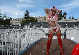 Leticia Sabater en el videoclip de 'Esta Navidad me comeré un pibón'.