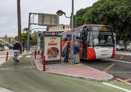 Dos usuarias se suben al autobús, en la parada frente al hospital Reina Sofía de Murcia.