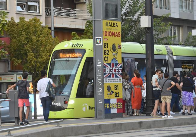 Parada del tranvía en Ronda de Levante.