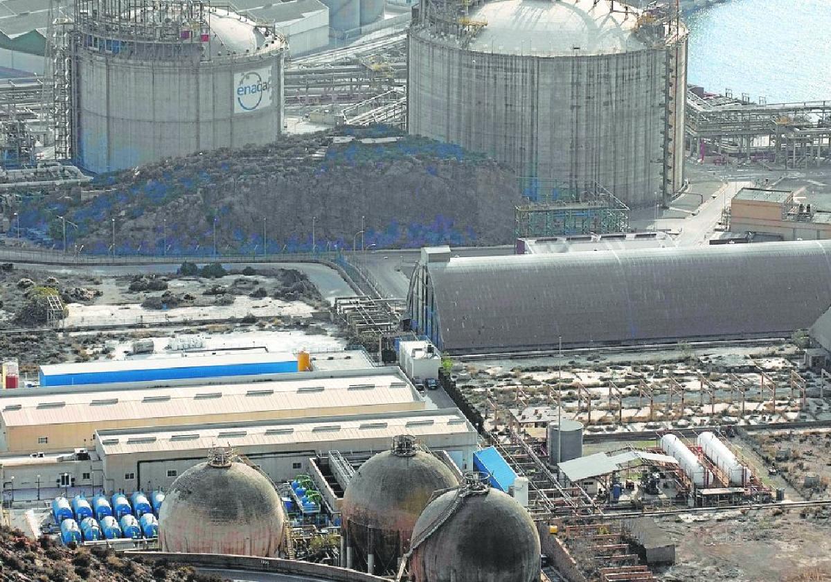 La desaladora de Escombreras, en primer término, junto a las instalaciones de Enagás, en la dársena de Escombreras.