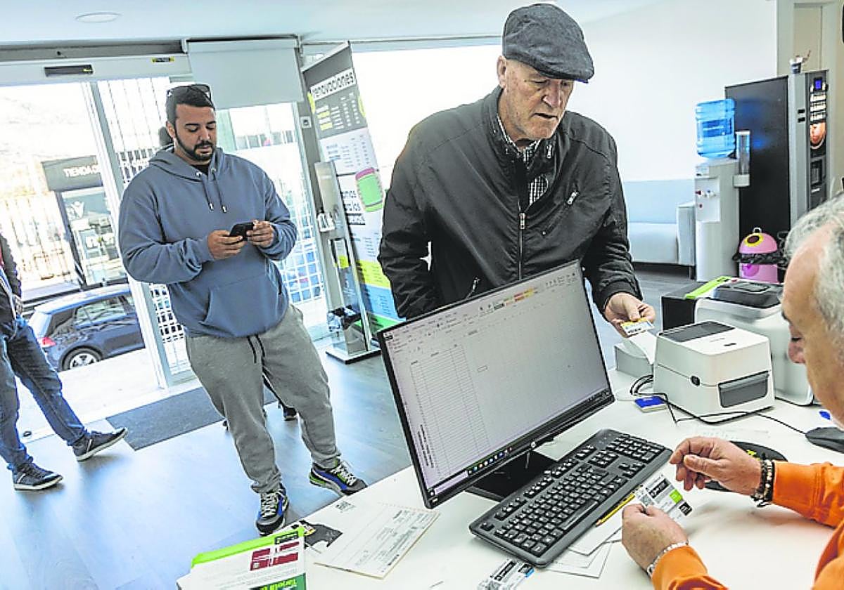 Aficionados compran sus entradas para ir a Elche, ayer.