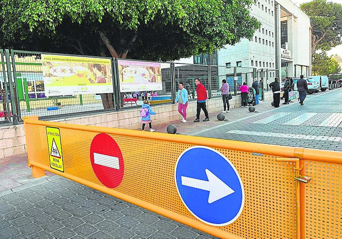 Acceso cortado a uno de los centros educativos.