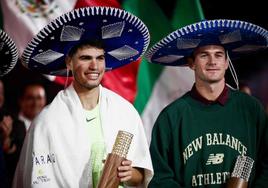 Carlos Alcaraz, junto a Tommy Paul, tras el partido de exhibición en México.