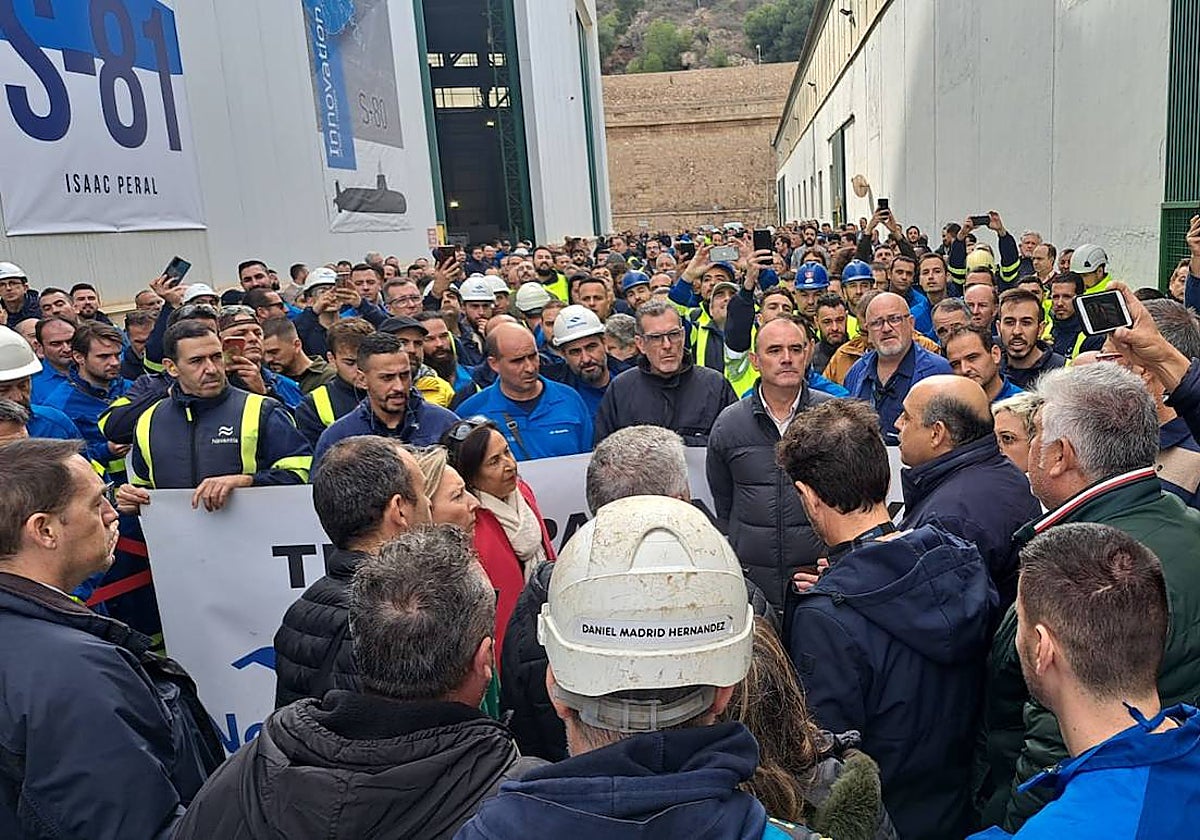Trabajadores de Navantia, junto a la ministra de Defensa, Margarita Robles.