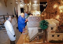 Miembros de la Asociación Belenista de Lorca durante el montaje de la maqueta en el patio del Palacio de Guevara.