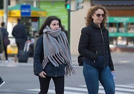 Dos mujeres pasean por Murcia abrigadas, en una imagen de archivo.