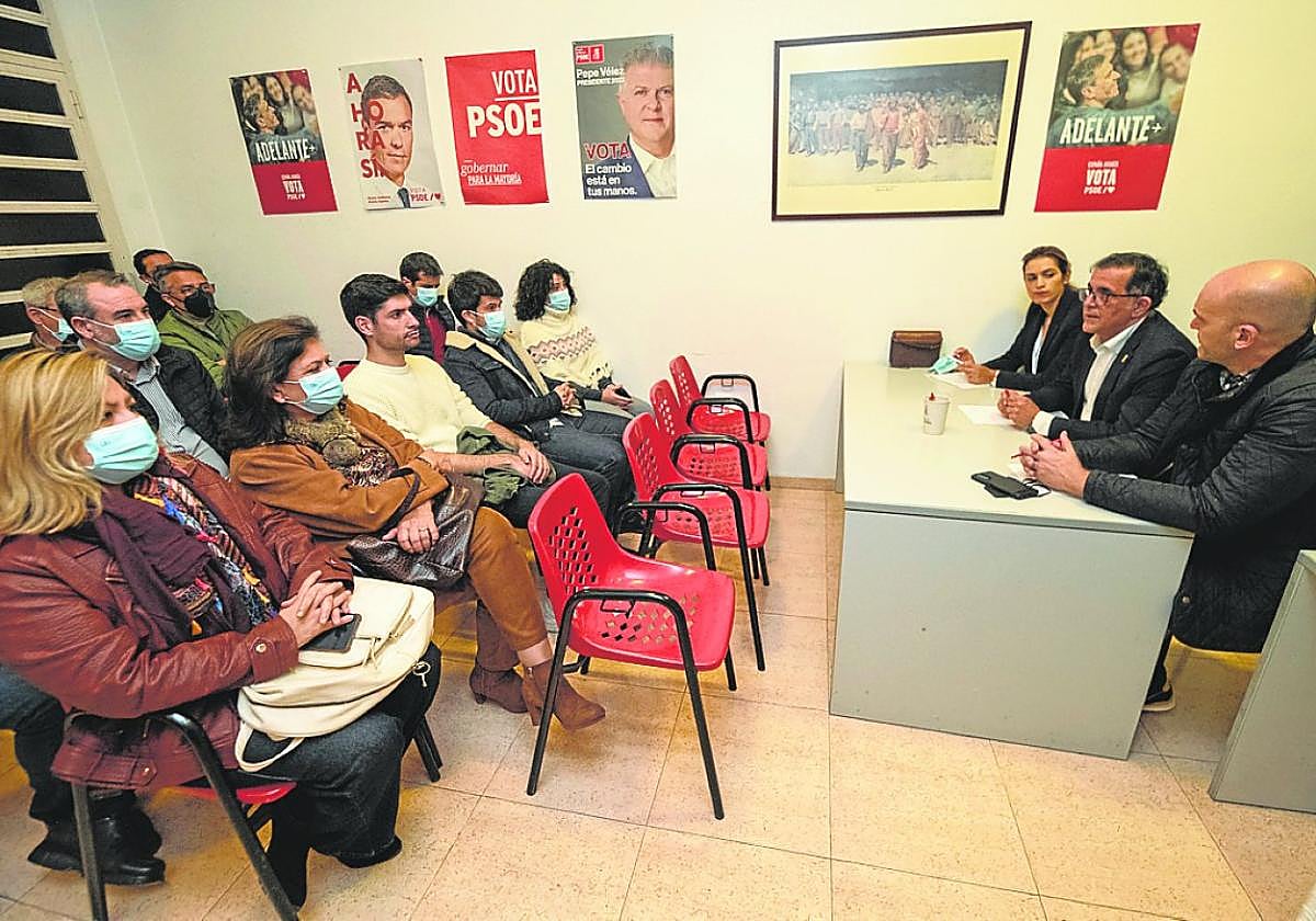Reunión, anoche, del Comité Regional del PSOE de Murcia, con Serrano en el centro de la mesa.