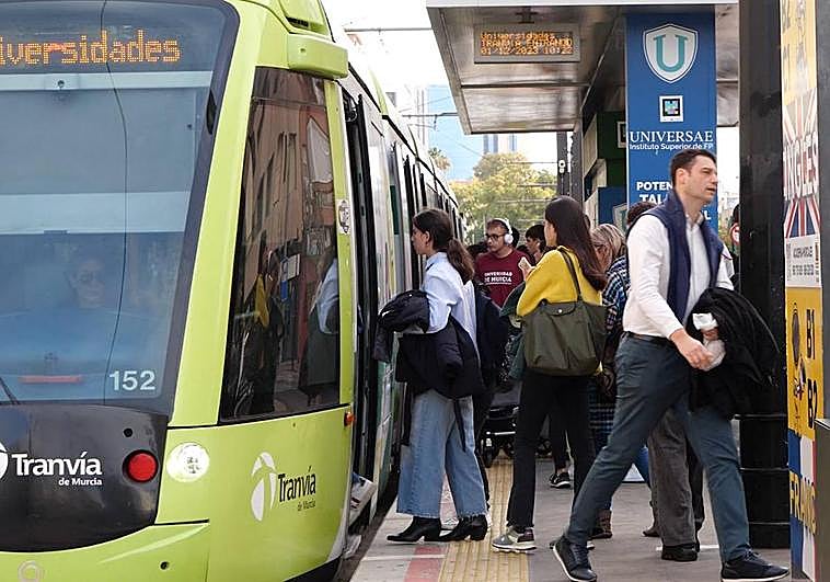 Usuarios se suben a un tranvía este viernes, primer día de la gratuidad del transporte público en Murcia.