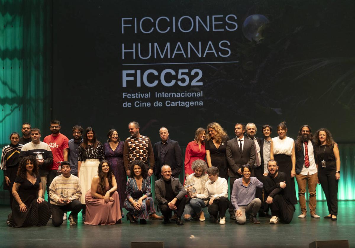 Foto de familia de los premiados en el FICC52, este sábado, en el Auditorio El Batel de Cartagena.