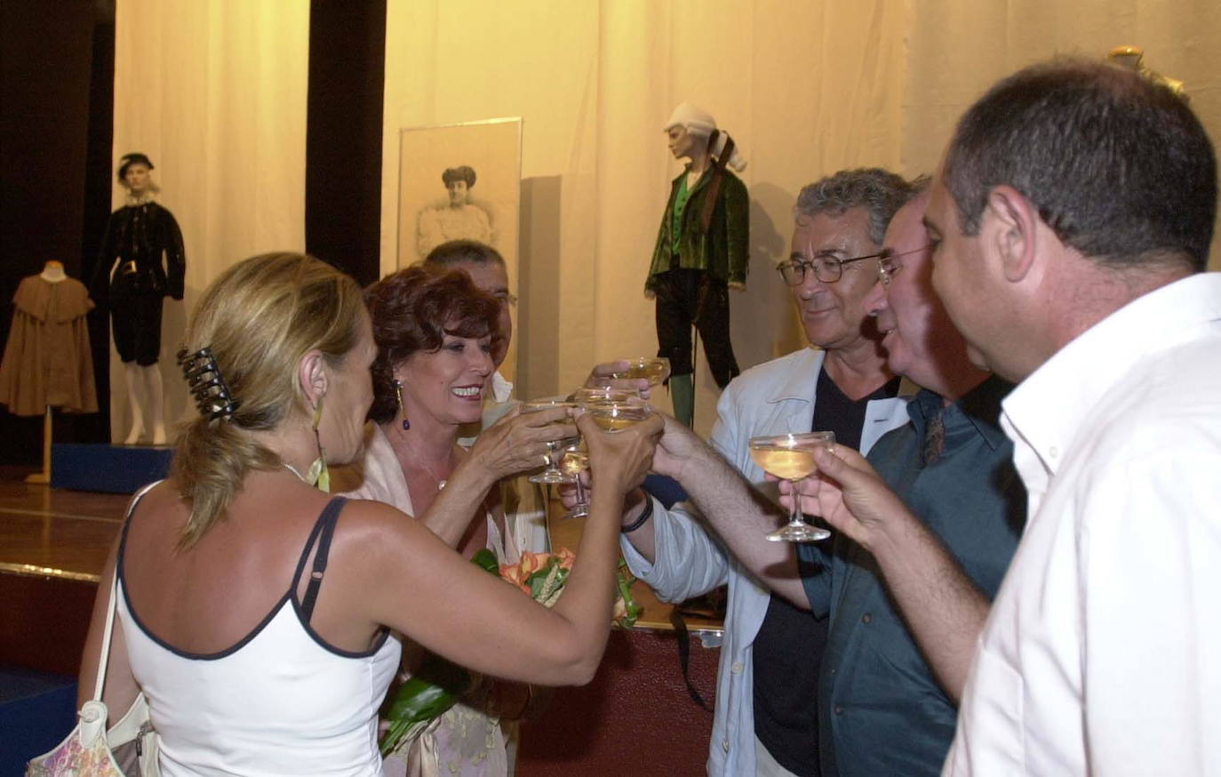Brindis en San Javier tras recibir el galardón del Festival de Teatro, Música y Danza en 2003.