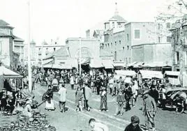 Junto al Malecón. El mercado de los jueves, cuando estaba en el Plano de San Francisco. Al fondo, la primitiva plaza de Verónicas.