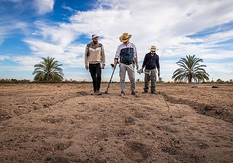 Felipe Mejías y su equipo prospectan una zona donde sospechan que hubo ejecuciones.