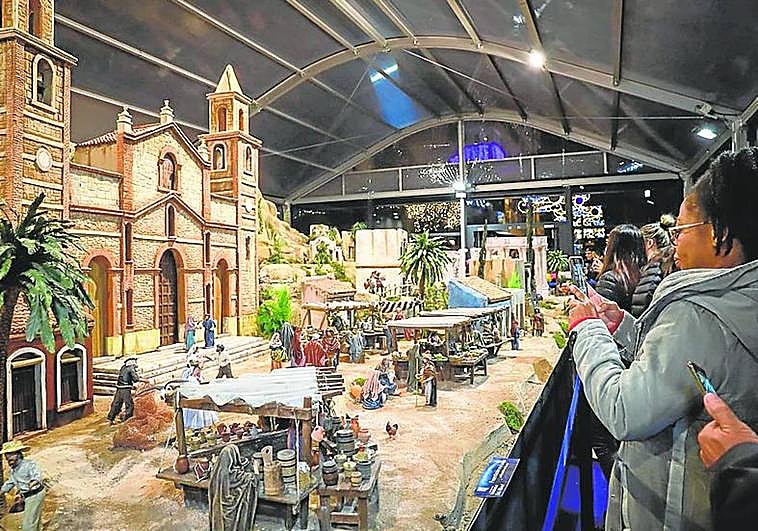 Visitantes al belén, cuya inauguración despertó mucha expectación.