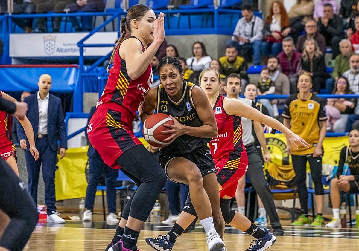 La jairista Bettencourt, con el balón, intenta superar el marcaje de una rival.
