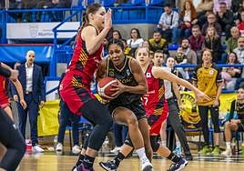 La jairista Bettencourt, con el balón, intenta superar el marcaje de una rival.