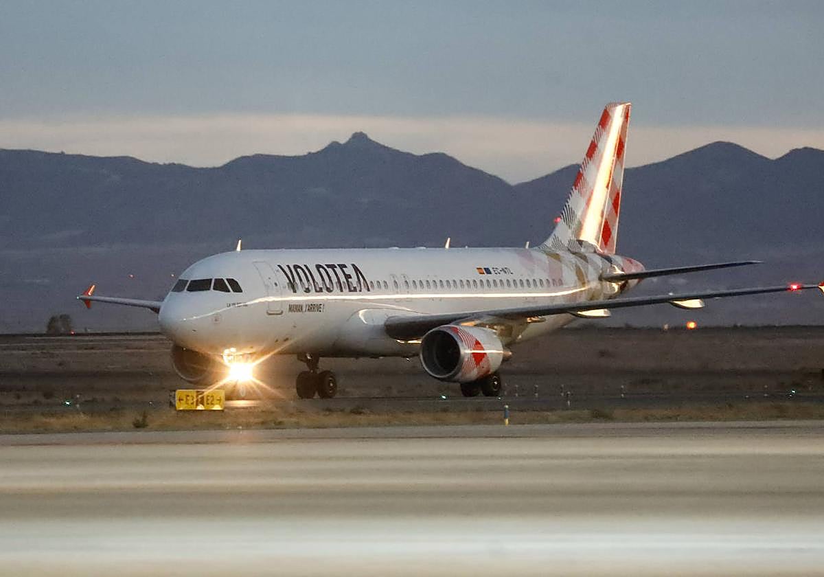 Un avión de Volotea, tras aterrizar.