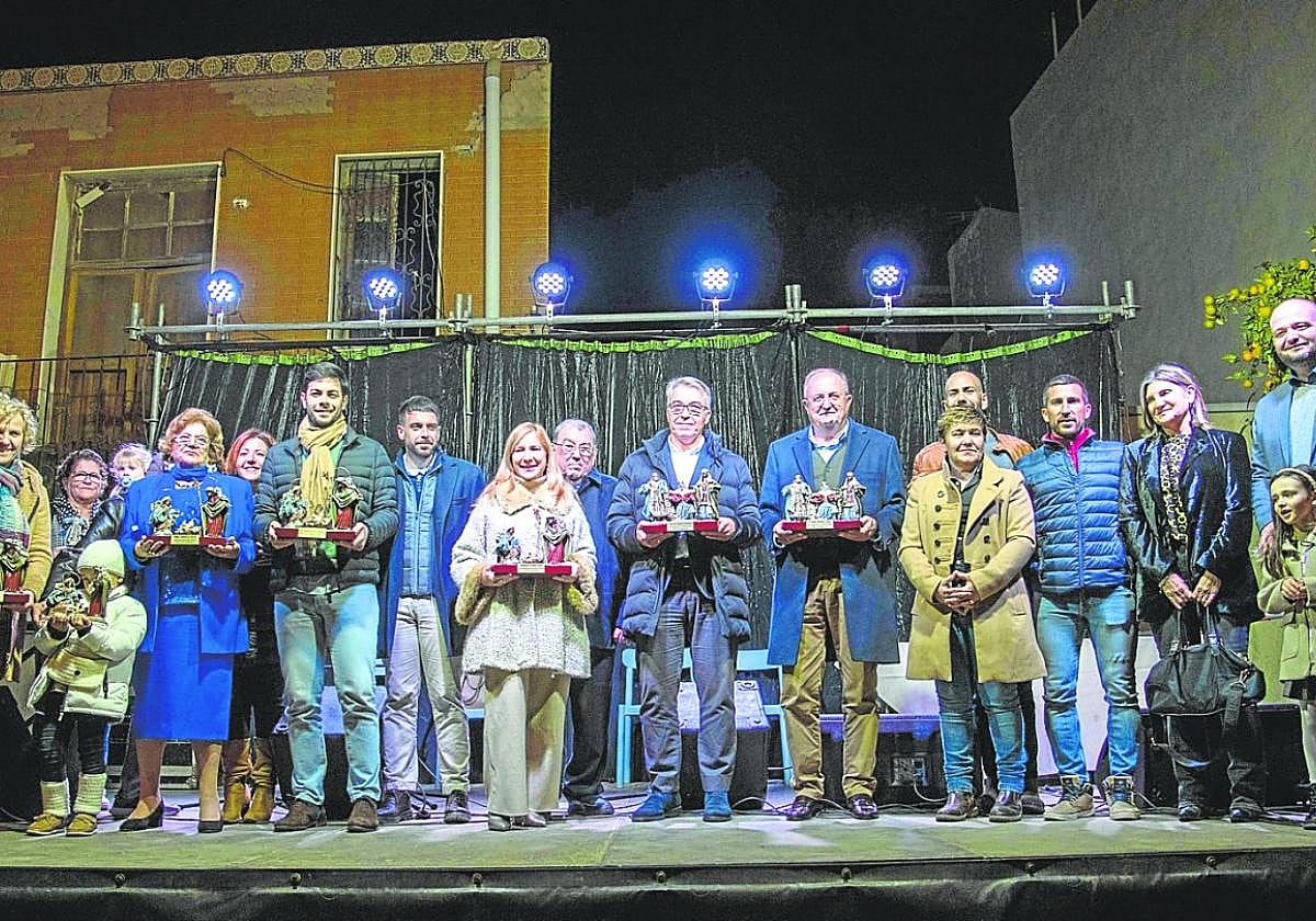 Vecinos, empresas e instituciones premiadas ayer, en el escenario de la plaza de la Marina Española.