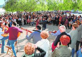 Bailes y música tradicionales en el festival nacional de cuadrillas Campo de Lorca en Aguaderas, ayer.