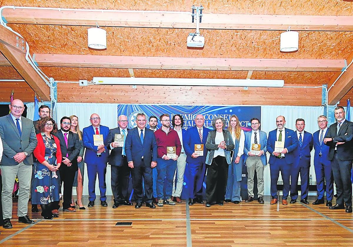 Foto de familia de los premiadosjunto a organizadores, patrocinadores y colaboradores.