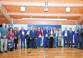 Foto de familia de los premiadosjunto a organizadores, patrocinadores y colaboradores.
