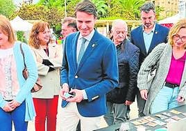 El alcalde de Molina, durante su visita al expositor.