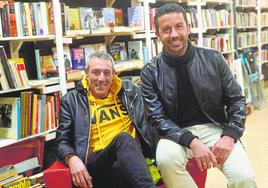 Recital. Andrés García Cerdán yRubén Martín Díaz, ayer, en la librería Libros Traperos de Murcia,antes de su recital.